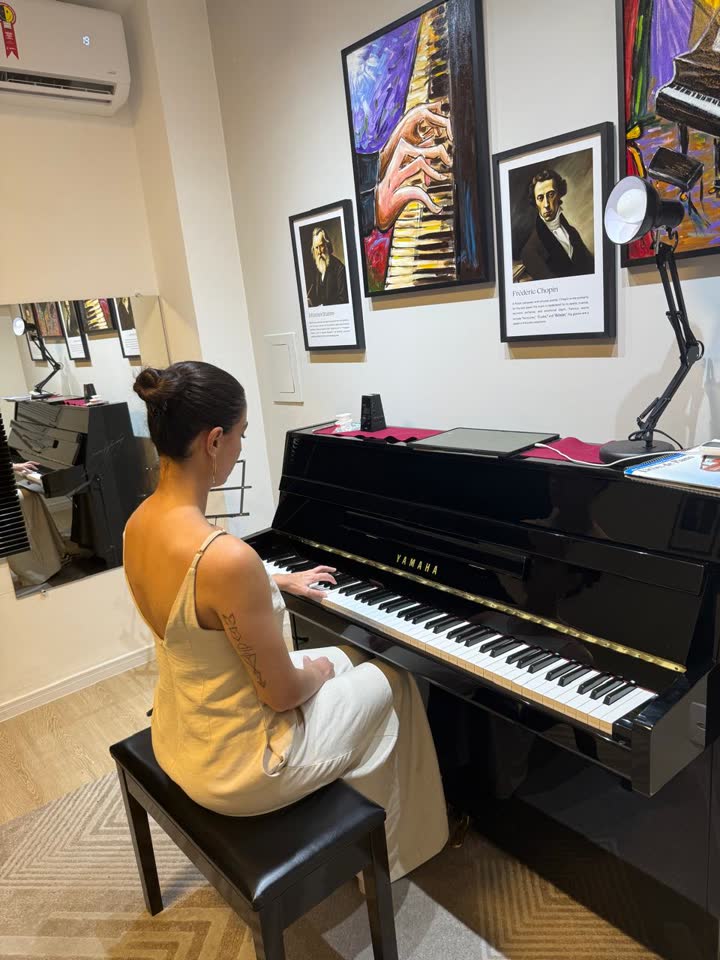 Alana Dainez ao piano em uma sala do Studio88