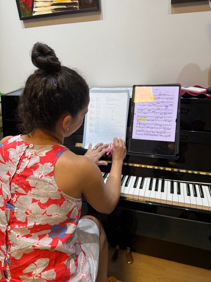 Raquel da Cunha Silva Catunda marcando o plano de estudo ao piano, no Studio88