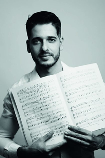 Arílton Rodrigues Medeiros Junior com partitura